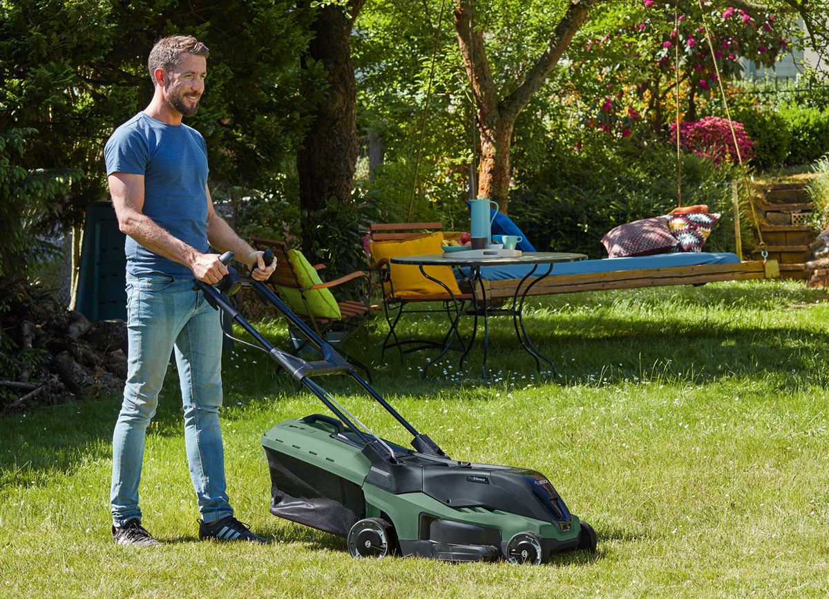 Entspannte Rasenpflege jetzt auch mit Akku: Neue ProSilence Rotak-Serie von Bosch