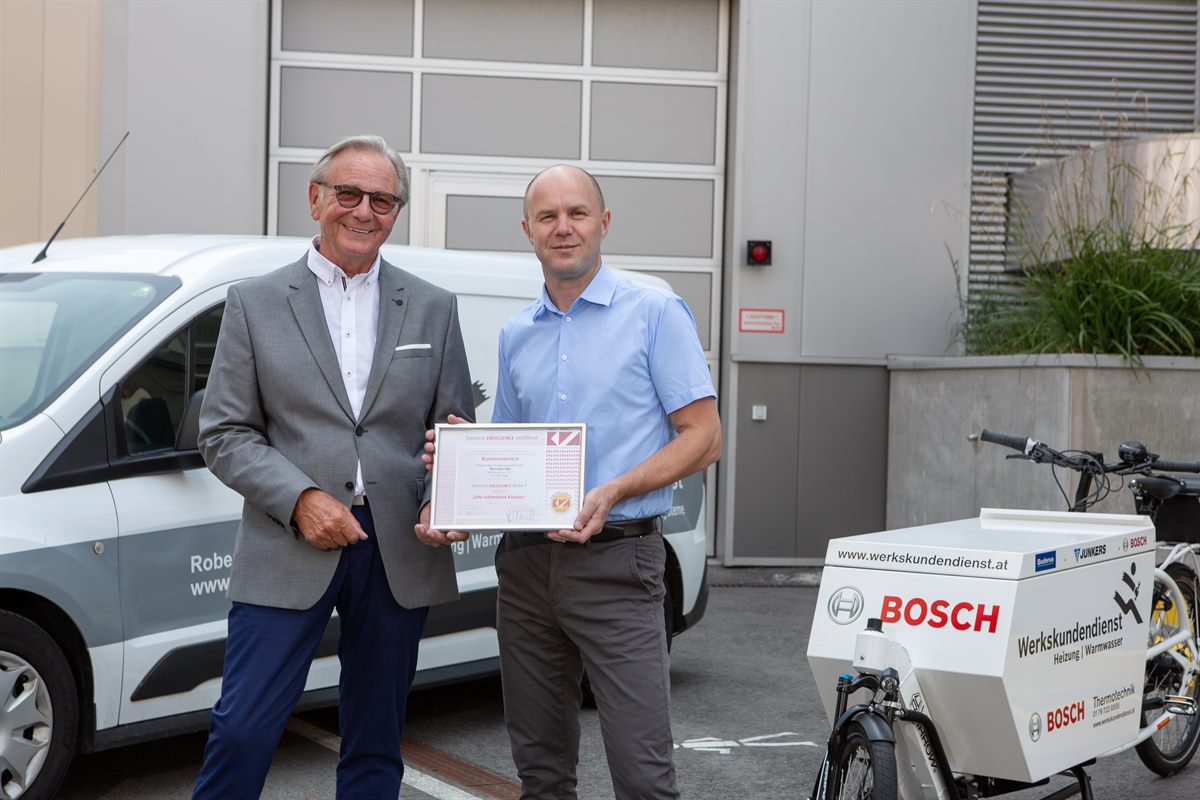 KVA-Vorstand Herbert Vock (li) bei der Übergabe des Service Excellence Zertifikats an Michael Haas, Leiter Werkskundendienst Bosch Thermotechnik Österreich. 