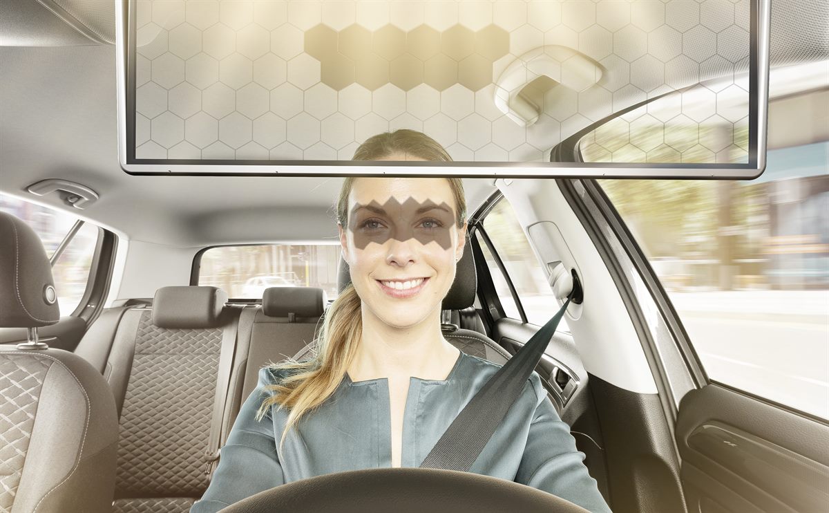 Eine neue transparente digitale Sonnenblende macht Autofahren sicherer und komfortable