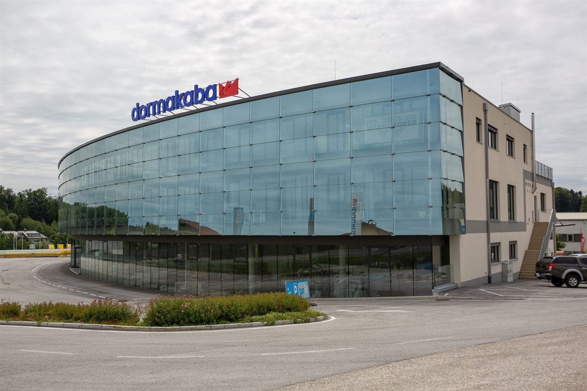Auf den rund 8.000 m2 Nutzfläche im SBI Center in Seekirchen am Wallersee haben neben mehreren Wohnungsmietern auch einige Unternehmen ein neues Zuhause gefunden.
