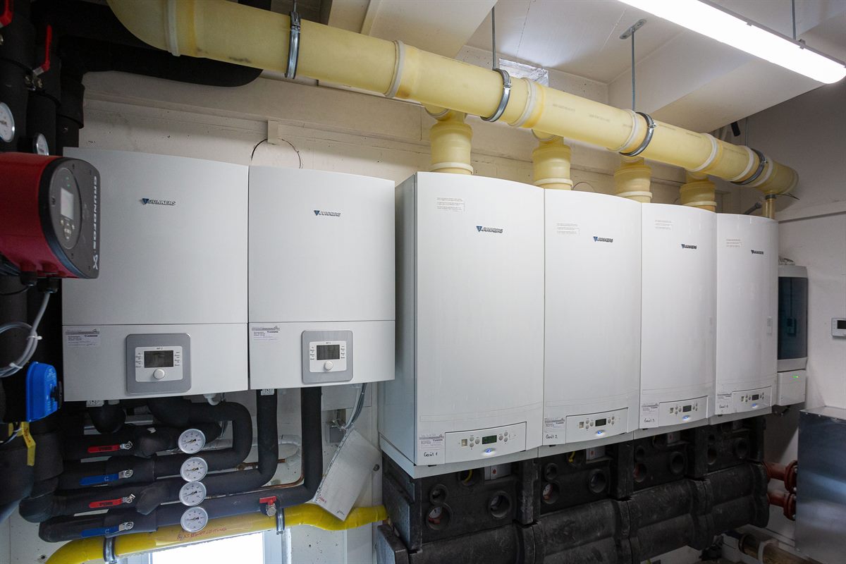Die Beheizung und Kühlung des Gebäudes erfolgt durcht vier Gas-Brennwertgeräte und sechs LuftWasser Split-Wärmepumpen von Bosch Thermotechnik. 