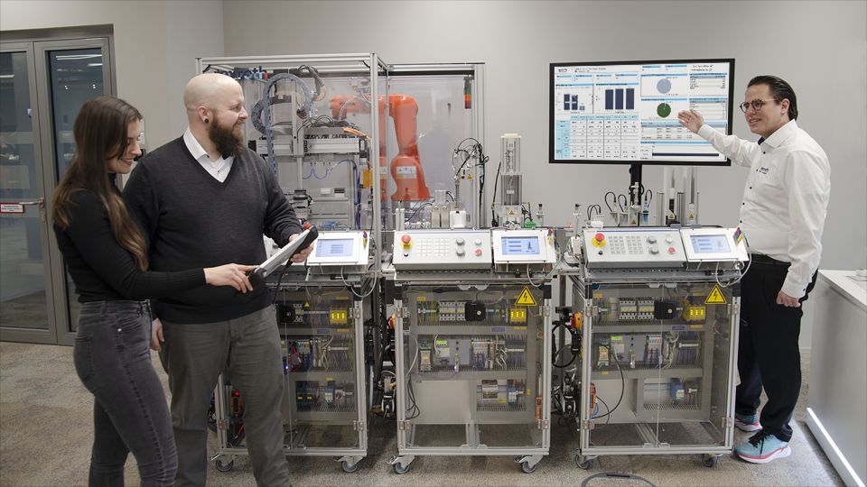 Mit dem XITE Automax 600 hat Bosch Rexroth ein Trainingssystem für die Aus- und Weiterbildung entwickelt, das abstrakte Lerninhalte der Digitalisierung erlebbar macht und Lernenden unmittelbar die praktischen Auswirkungen in der Fertigung zeigt. (Bildquel