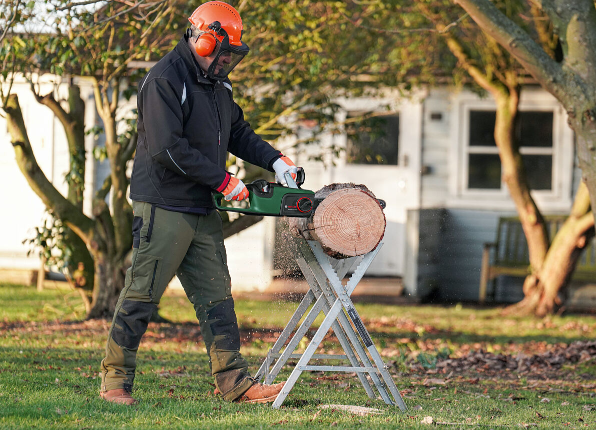 Schwere Holzsägearbeiten zuverlässig meistern: Akku-Kettensäge AdvancedChain 36V-35-40 von Bosch 