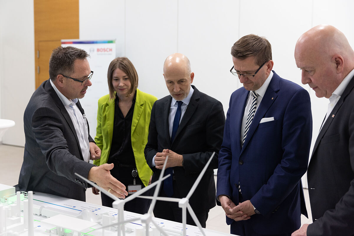  Bundesminister Kocher und Landesrat Achleitner besuchen Bosch Engineering Center in Linz