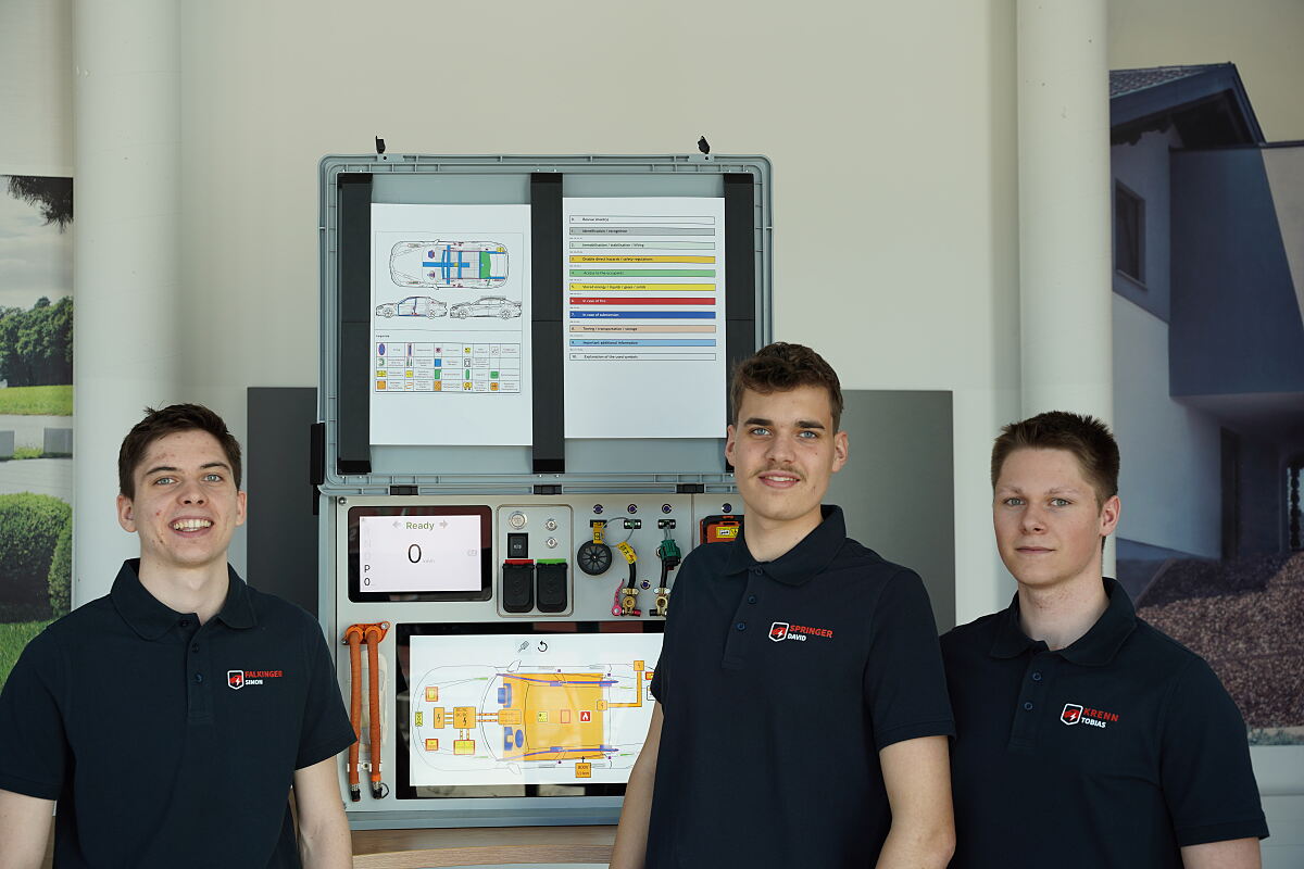 David Springer, Simon Falkinger und Tobias Krenn nehmen mit dem „eVehicle Rescue Trainer“ am Bewerb teil. Ihr interaktives Schulungsmodell hilft Rettungskräften, die sichere Bergung von verunfallten Elektrofahrzeugen zu trainieren.