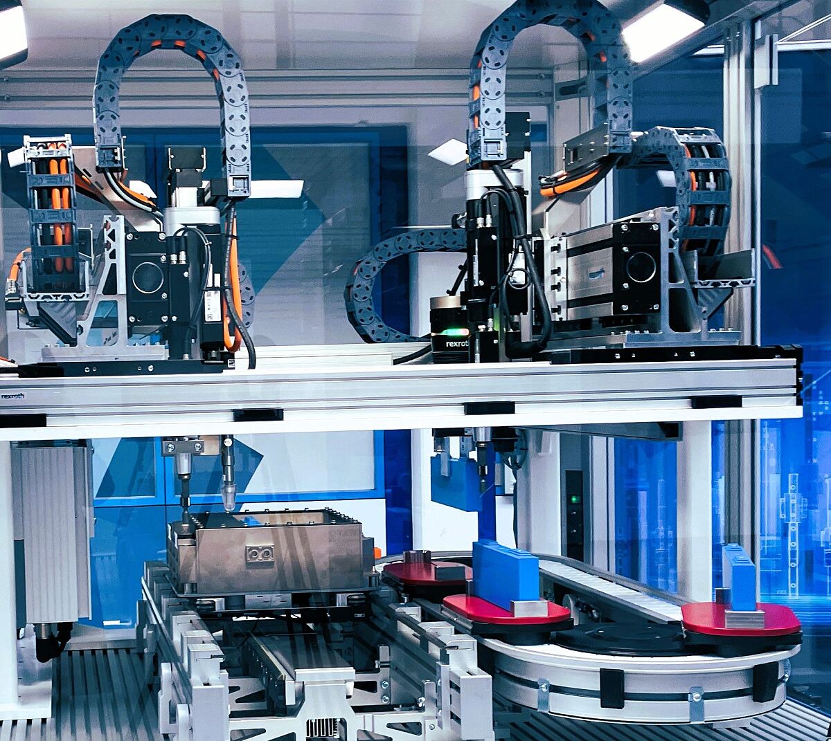 Wie sich komplexe Wertströme und durchgängige Materialflusslösungen mit höchster Dynamik realisieren lassen, zeigt Bosch Rexroth auf der Hannover Messe. 