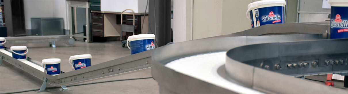 Für eine Förderstrecke für Mozzarella-Verpackungen verwendet Zott das Kettenfördersystem VarioFlow plus von Bosch Rexroth mit Komponenten aus Edelstahl. 