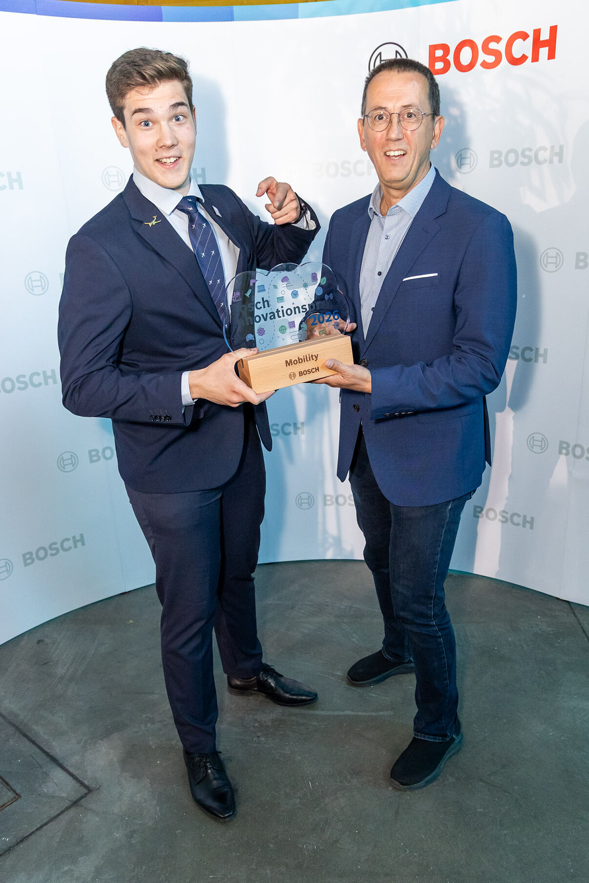 Bosch Innovationspreis-Gewinner 2026 Andras Farkas (re.) von der HTBLA Eisenstadt mit seinem Professor DI Gerhard Probst