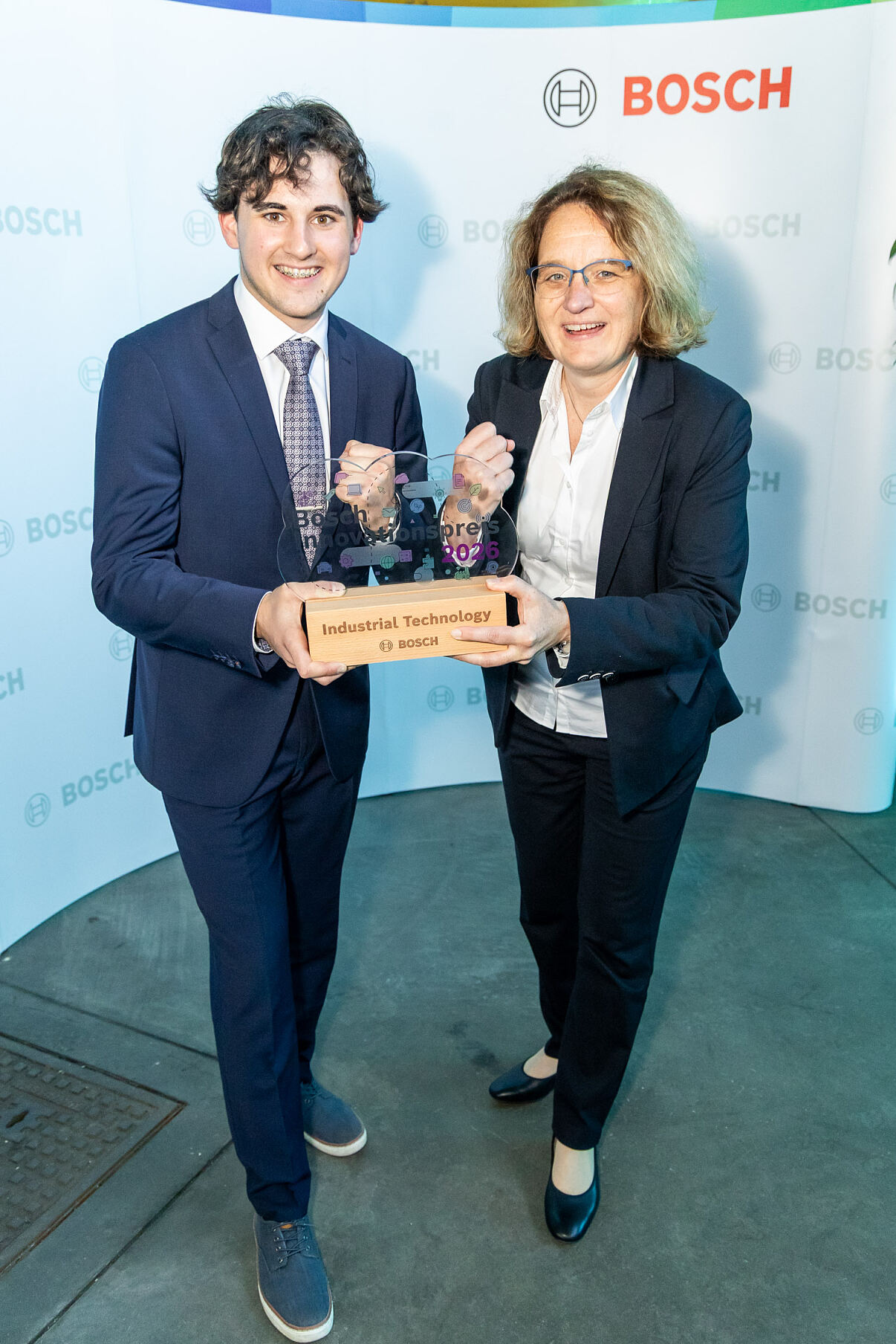Bosch Innovationspreis-Gewinner 2026 Moritz Hajek von der HTL Braunau mit DI Dr. Gerda Schneeberger (Direktorin HTL Braunau).