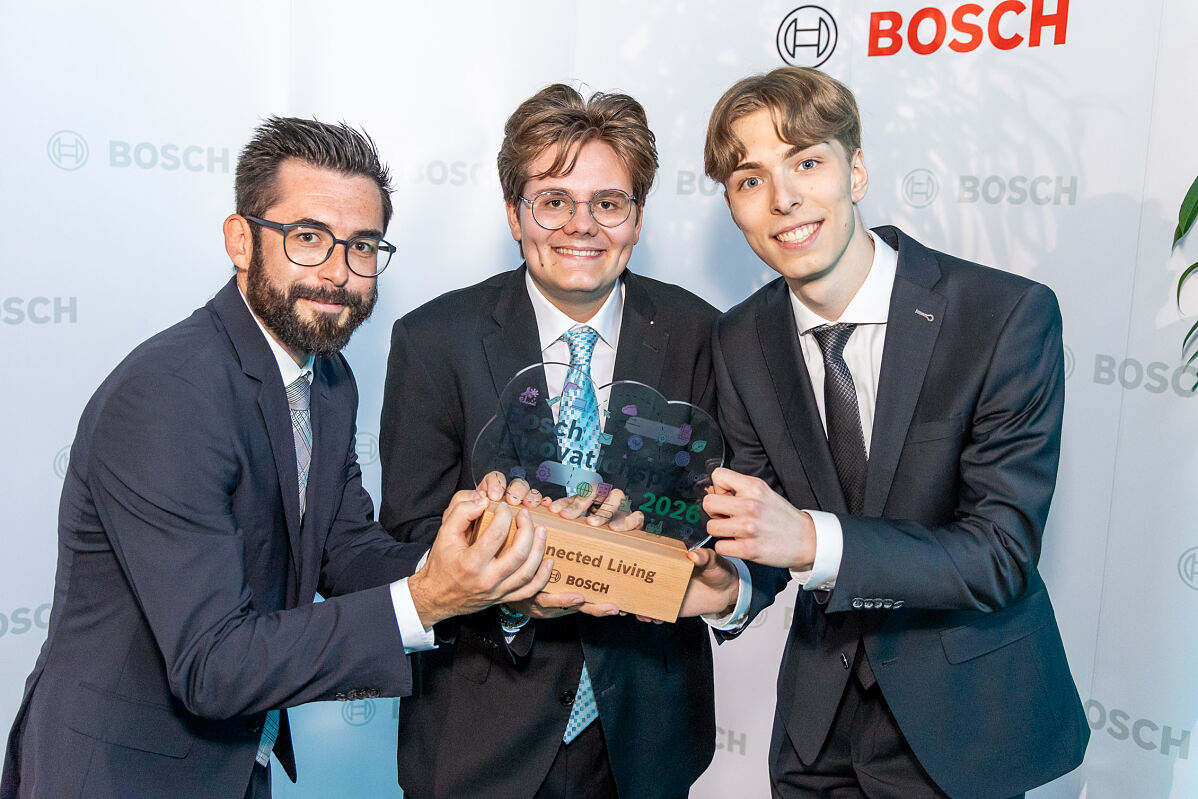 DI Mario Preishuber mit den Gewinnern Liam Vendel und Manuel Zauner von der HTL Braunau.