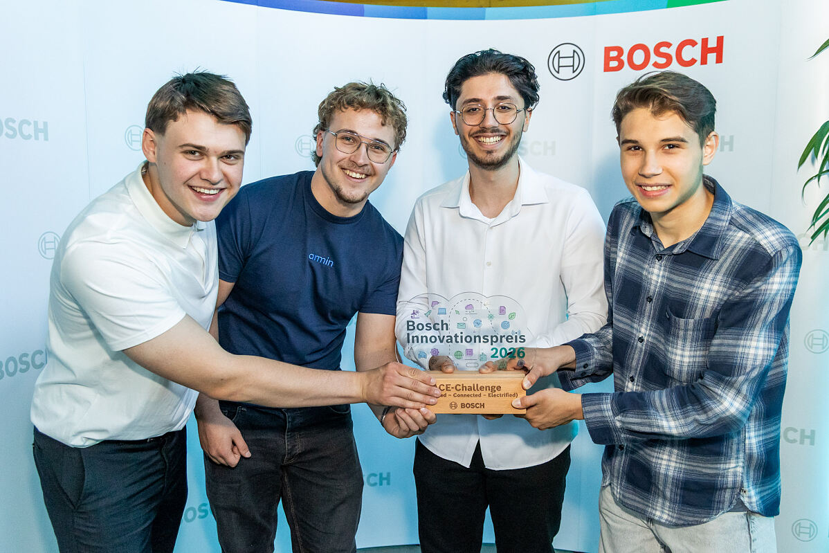 Mit dem Bosch Innovationspreis in der Sonderkategorie ACE-Challenge wurden ausgezeichnet: Maksymilian Jamroz, Osman Kilic, Hamzalija Mutapcic und Herbert Wirthner von der HTL TGM Wien für ihren „C-ITS Demonstrator“.