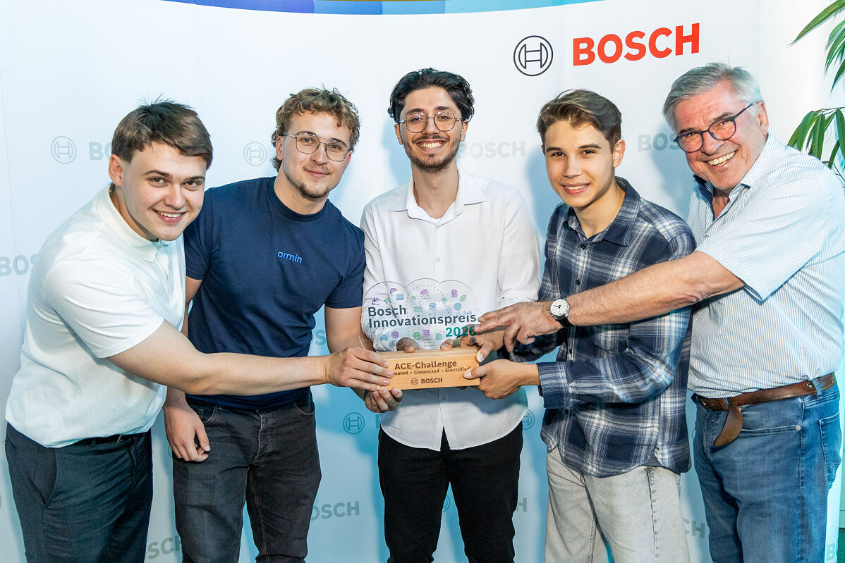 Maksymilian Jamroz, Osman Kilic, Hamzalija Mutapcic und Herbert Wirthner mit ihrem Professor DI Dieter Bärnthaler von der HTL TGM Wien 