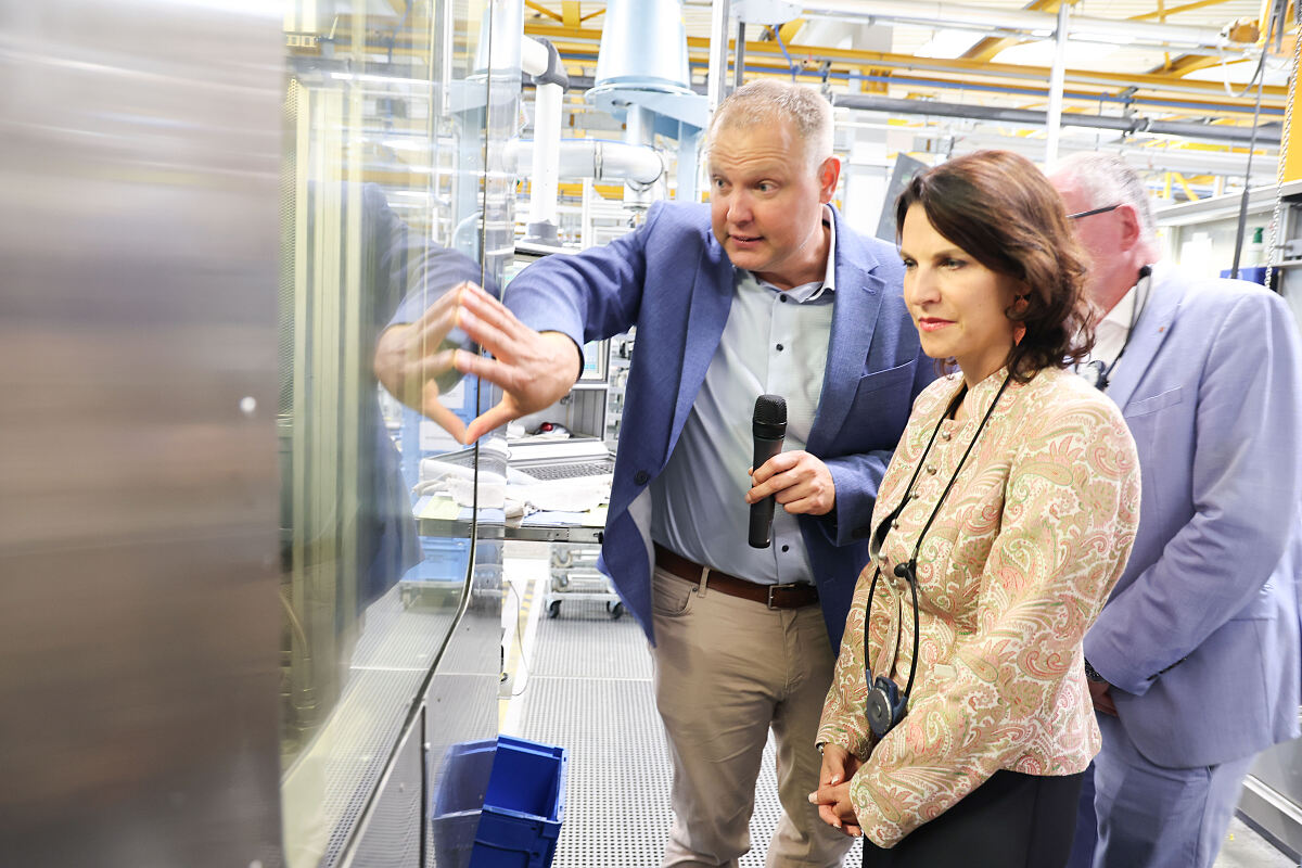 Landeshauptfrau Karoline Edtstadler und Halleins Bürgermeister Alexander Stangassinger erhalten Einblicke in die Bosch-Produktion im Halleiner Werk durch Produktionsleiter Reinfried Schröcker.