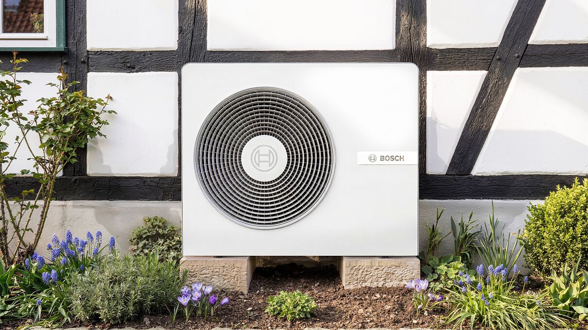Mit der Compress 8800i AW erweitert Bosch sein Portfolio um eine designorientierte leistungsstarke Hochtemperatur-Wärmepumpe in drei Leistungsgrößen bis 15 kW.
