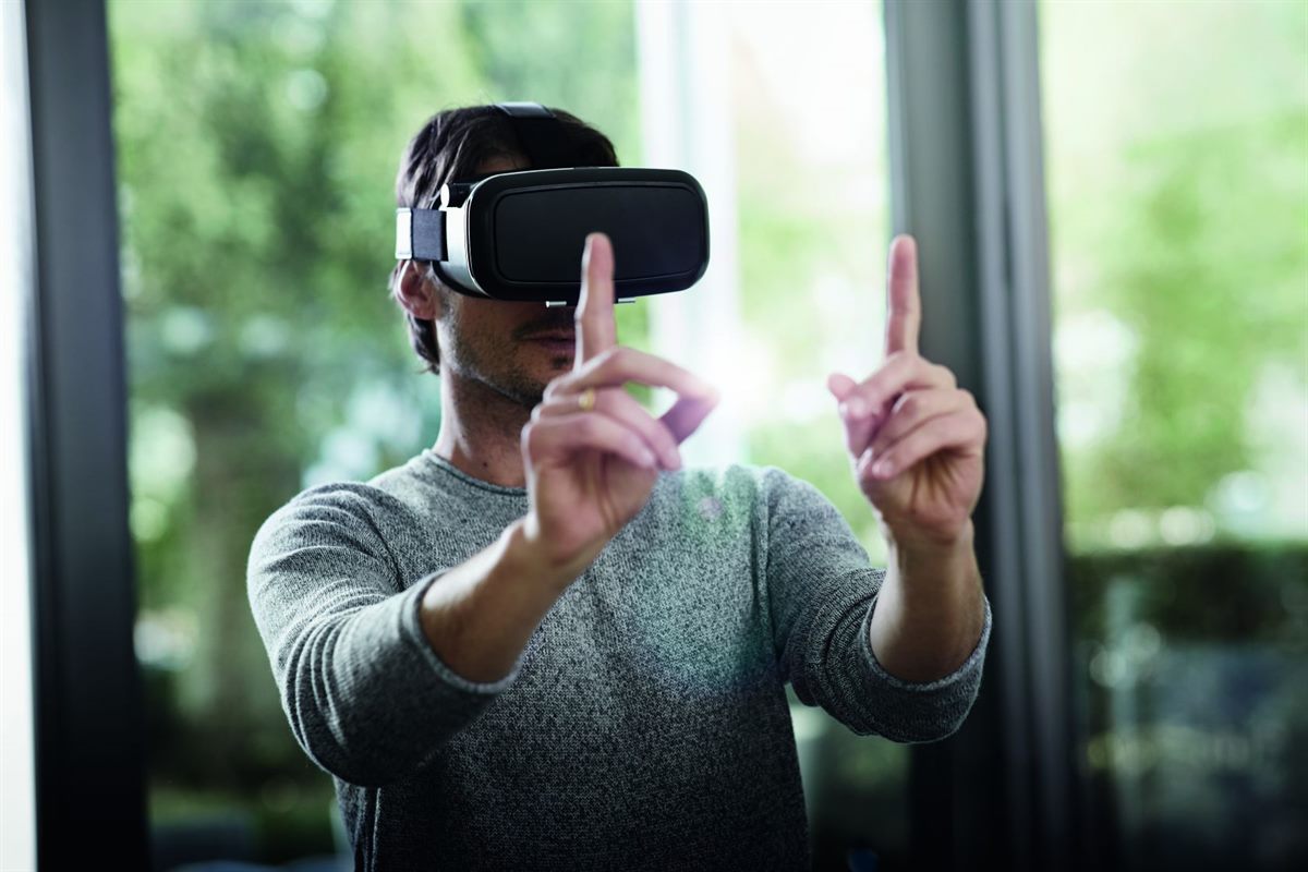 Die Messebesucher versuchen sich im virtuellen Thermen-Reparatur-Training.