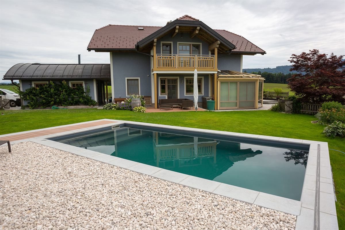 Zur Beheizung von Haus und Naturpool entschieden sich die Kunden für eine leistungsstarke Wärmepumpe von Bosch.