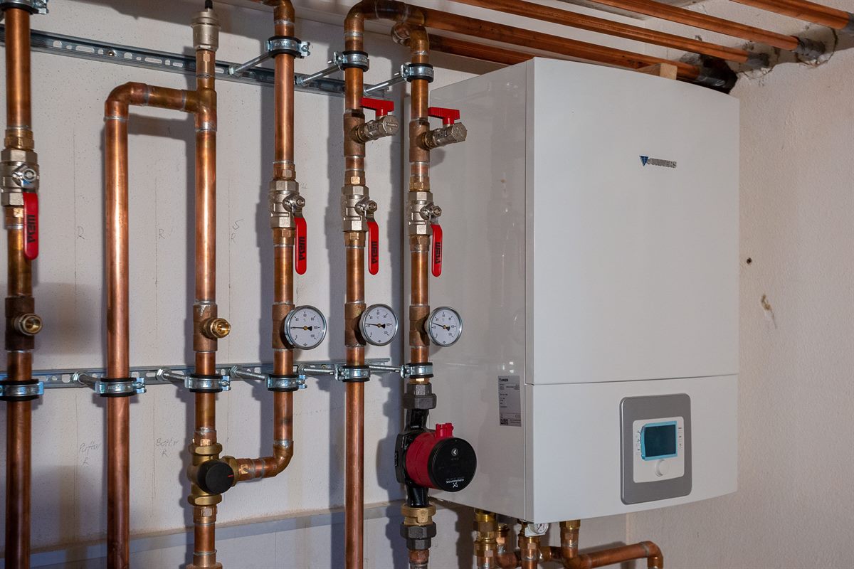 Haus und Naturpool werden mit einer LuftWasser Split-Wärmepumpe Supraeco SAS 15-2 ASE (15 kW) beheizt.