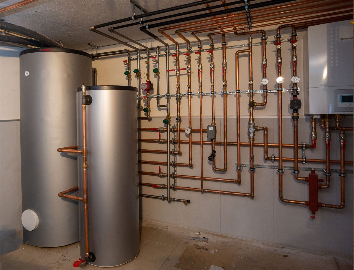 Das Heizsystem umfasst zudem einen Wärmepumpenspeicher des Typs Stora WH 450 sowie den Warmwasserspeicher Stora BH 300-5 1 B. 