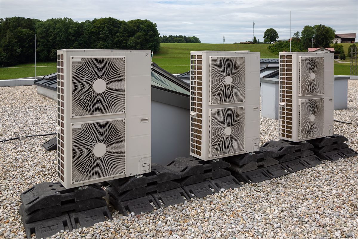 Die Beheizung und Kühlung des Gebäudes erfolgt unter anderen durch sechs LuftWasser Split-Wärmepumpen Supraeco SAS 15-2 ASB (je 15 kW).