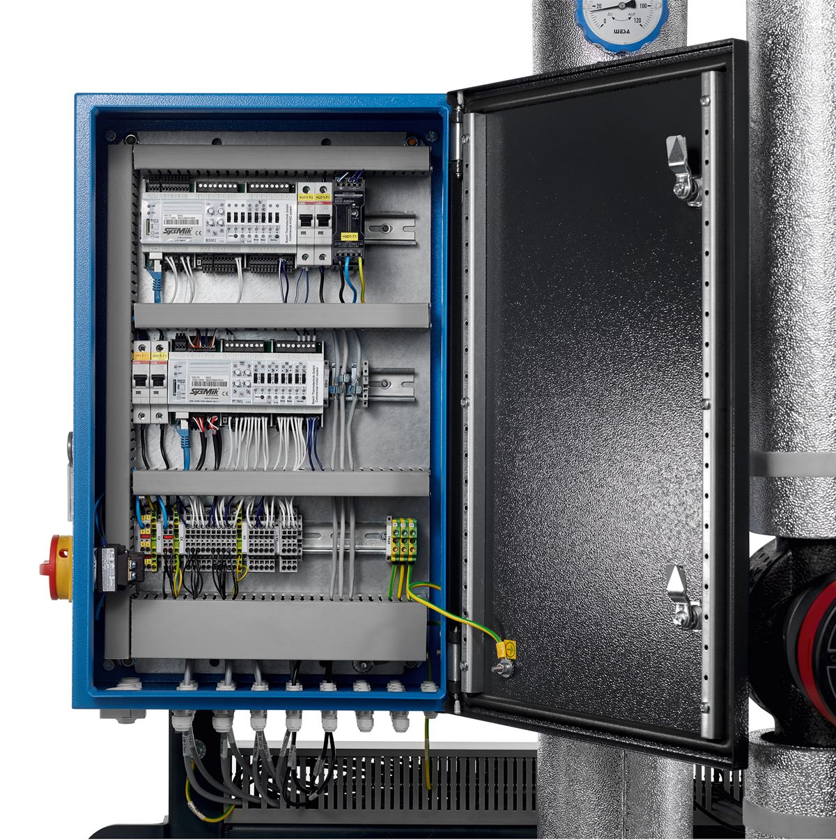 Der Modul-Schaltschrank muss lediglich an das Stromnetz angeschlossen und über ein Netzwerkkabel mit der Systemregelung Logamatic 5000 verbunden werden.
