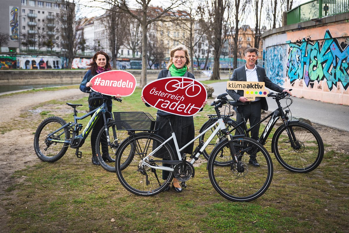 Politik und Industrie stellen gemeinsam die Weichen für eine nötige Verkehrswende: Heidemarie Paul (Bosch eBike Systems), Umweltministerin Leonore Gewessler und Stefan Limbrunner (KTM, v.l.n.r.) rufen ganz Österreich auf, Rad-Kilometer zu sammeln.