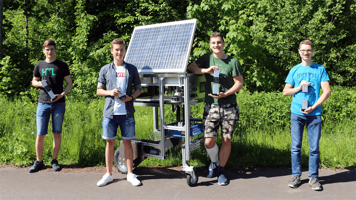 Thomas Prieschl, Jonas Koblmüller, Christian Schlechtl und Jakob Lang (v.l.n.r.) von der HTL Neufelden setzten sich mit einem autonomen Ernteroboter in der Kategorie Industrial Technology durch. 