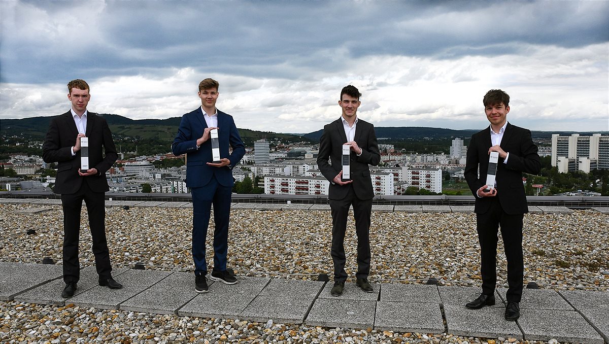 Mit dem Projekt BloodFlowMonitoring haben Matthias Brinskelle, Nenad Avramovic, Christoph Voith und Philipp Eidkum (v.l.n.r.) vom TGM Wien die Jury in der Kategorie Connected Living überzeugt. 