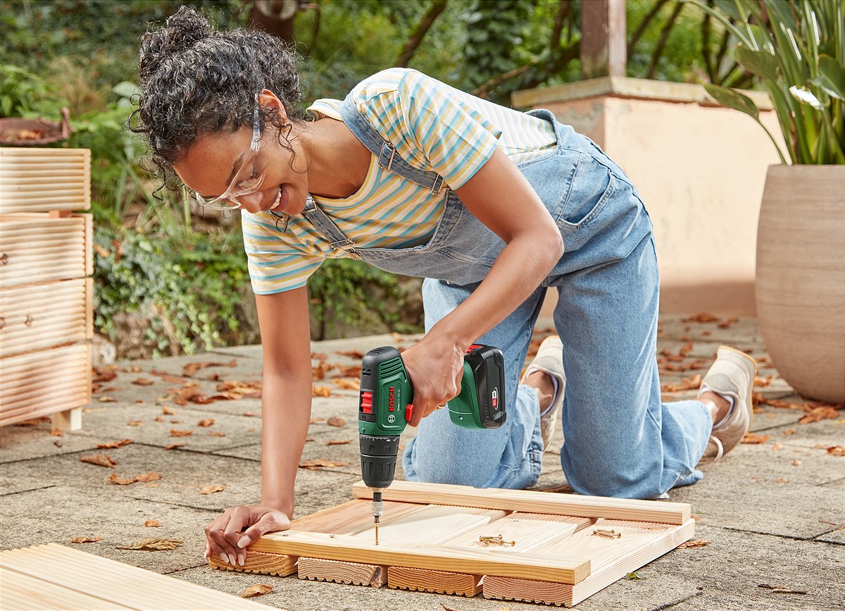 Eignet sich für die Bearbeitung von Holz, Metall, Fliesen und Kunststoff: Bosch EasyDrill 18V-40 für Heim und Garten