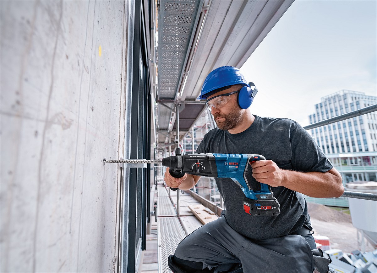 Hoher Anwenderschutz bis hin zur Absturzsicherung: 18 Volt-Bohrhammer GBH 18V-28 DC Professional von Bosch für Profis