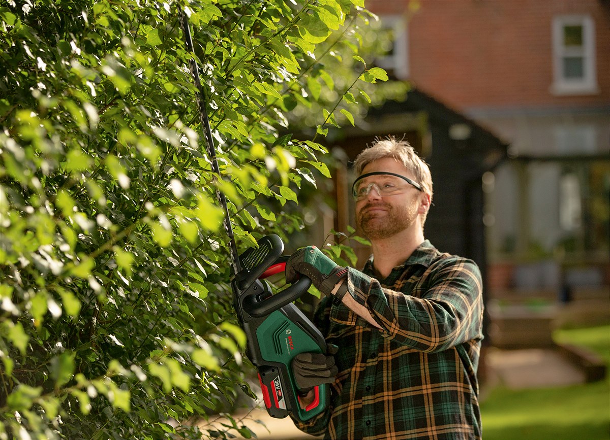 Mit voller Kraft in die Gartensaison starten: Akku-Heckenschere AdvancedHedgeCut 36V-65-28 von Bosch
