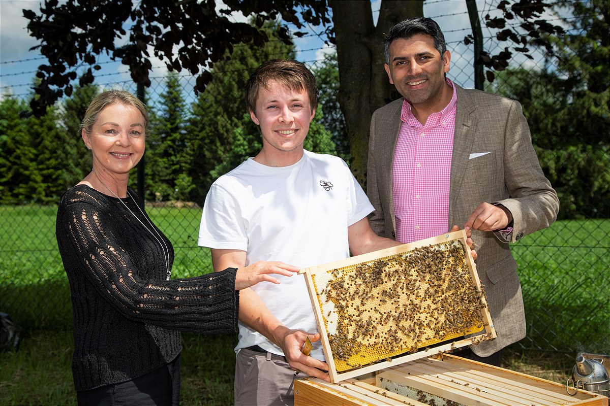 Im Bild v.l.n.r.: Eva-Maria Ezinger (CSR-Koordinatorin Bosch-Werk Hallein), Imker Marcus Koidl und Amandeep Singh (Kaufmännischer Leiter des Bosch-Werks in Hallein)