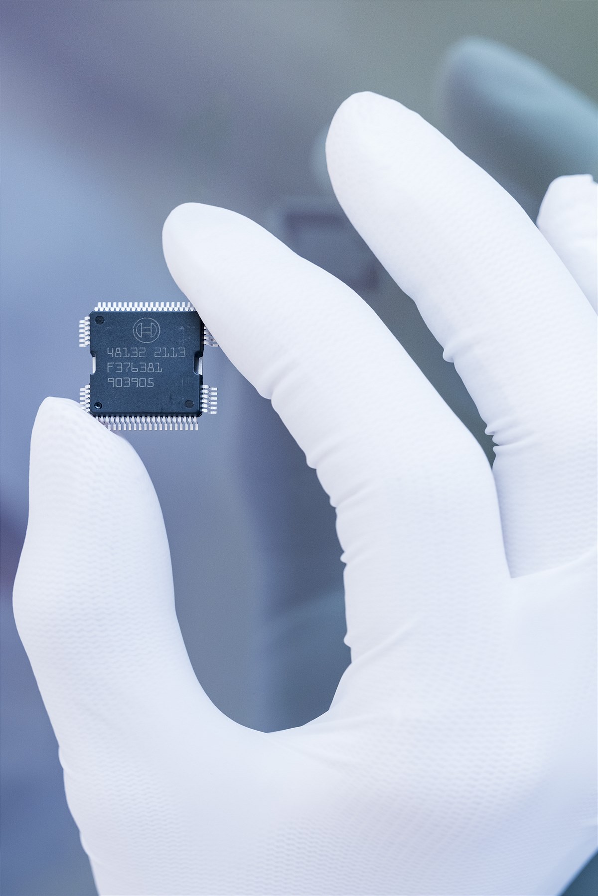 In der komplett digitalisierten und hochvernetzten Bosch-Halbleiterfabrik in Dresden sollen künftig vor allem Mikrochips für Autos gebaut werden.