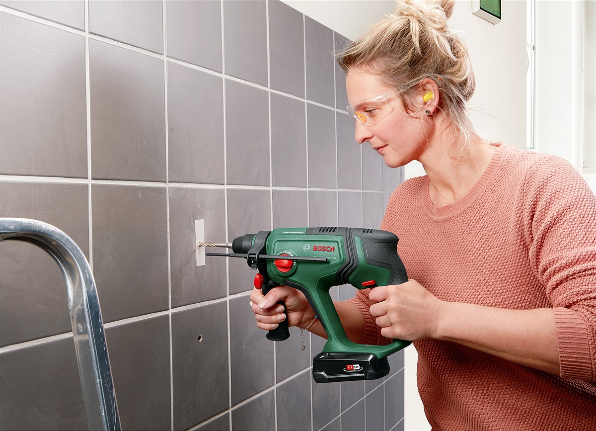 Einfacher Zubehörwechsel zwischen vier Anwendungen: Akku-Bohrhammer UniversalHammer 18V von Bosch für Heimwerker