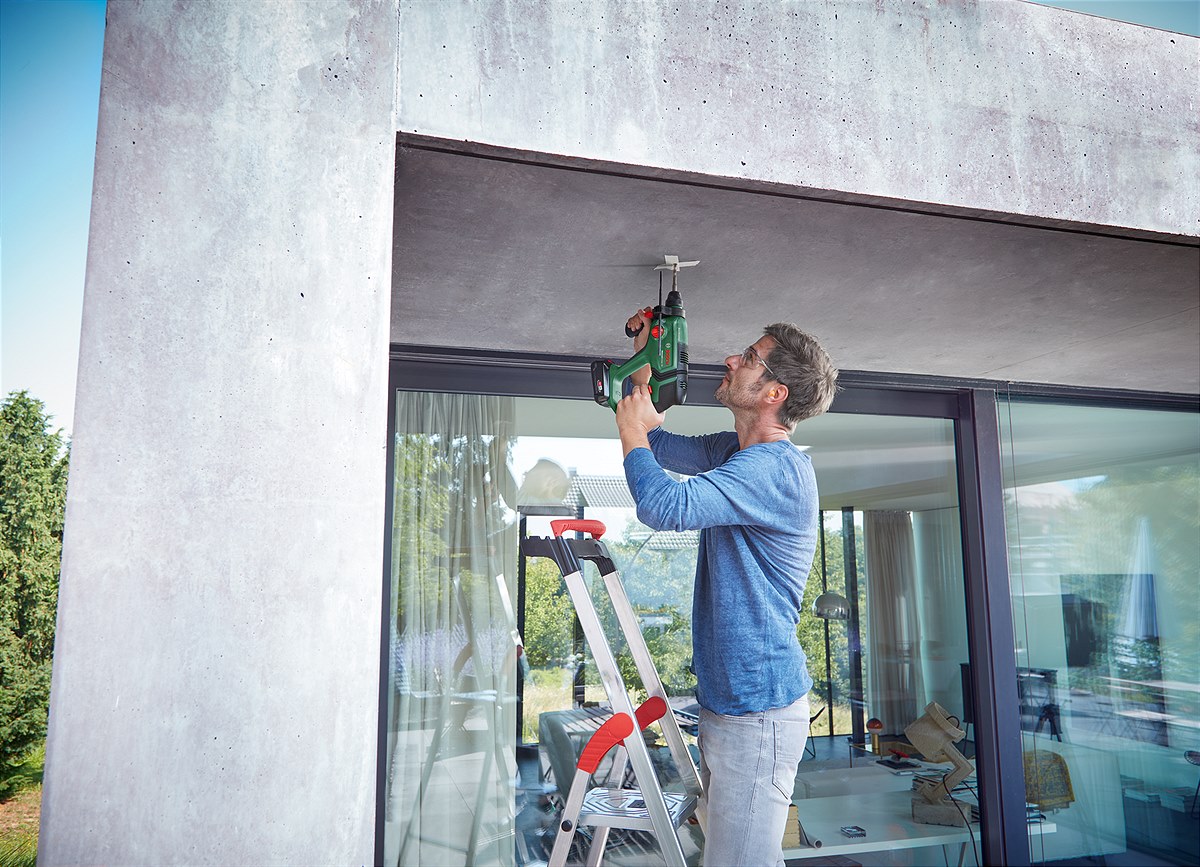 Hohe Schlagkraft trifft auf geringe Vibrationen: Akku-Bohrhammer UniversalHammer 18V von Bosch für Heimwerker