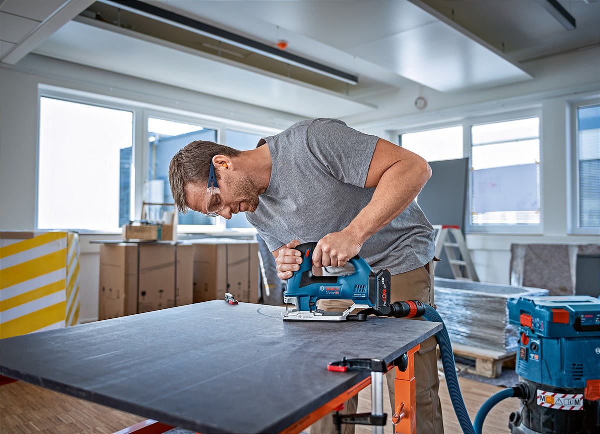 Schnittgeschwindigkeit per Gasgebeschalter stufenlos regelbar: Akku-Stichsäge GST 18V-155 BC Professional von Bosch für Profis