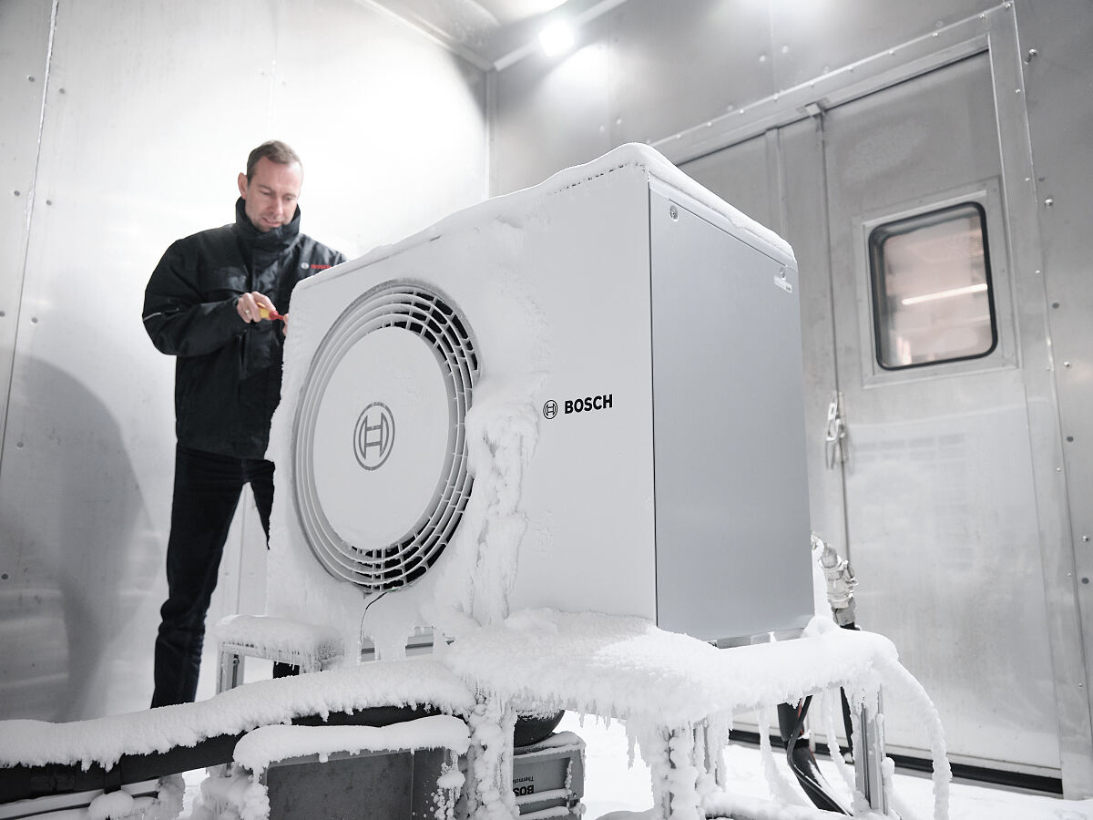 In der Kältekammer werden Wärmepumpen von Bosch geprüft. Bei Temperaturen deutlich unter dem Gefrierpunkt werden verschiedene Tests durchgeführt, um den Alltagsbetrieb bei kalten Witterungsverhältnissen zu simulieren.