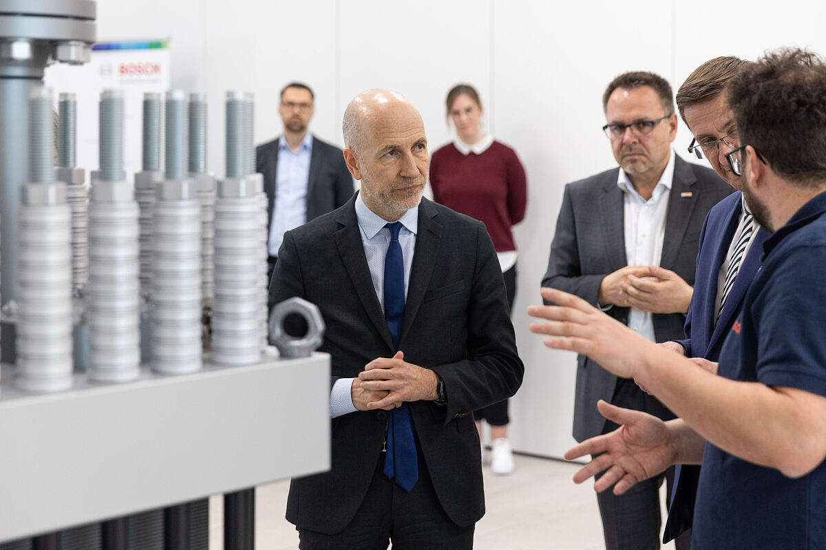  Bundesminister Kocher und Landesrat Achleitner besuchen Bosch Engineering Center in Linz