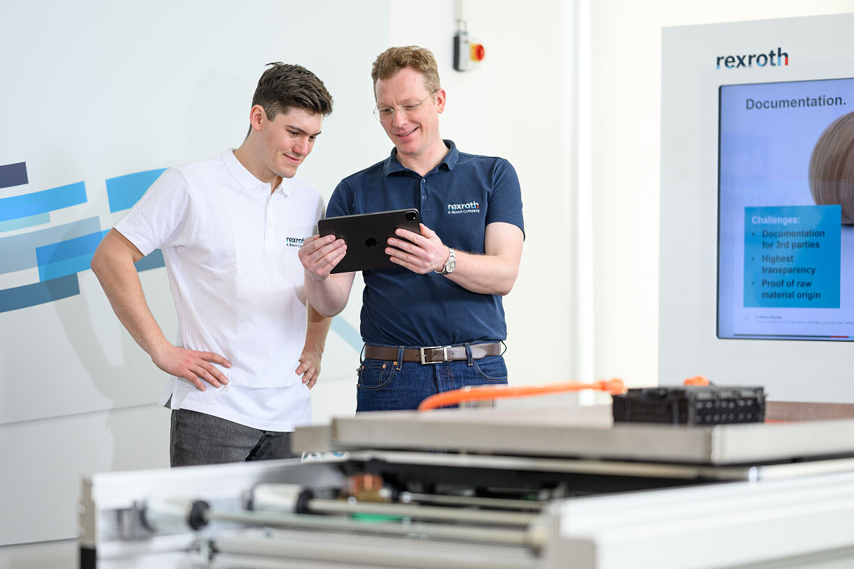 Bosch Rexroth präsentiert auf der HANNOVER MESSE 2023 die erste industrielle Automatisierungslösung für den erfolgskritischen Schritt der Tiefentladung von Hochleistungsbatteriezellen. (Bildquelle: Bosch)