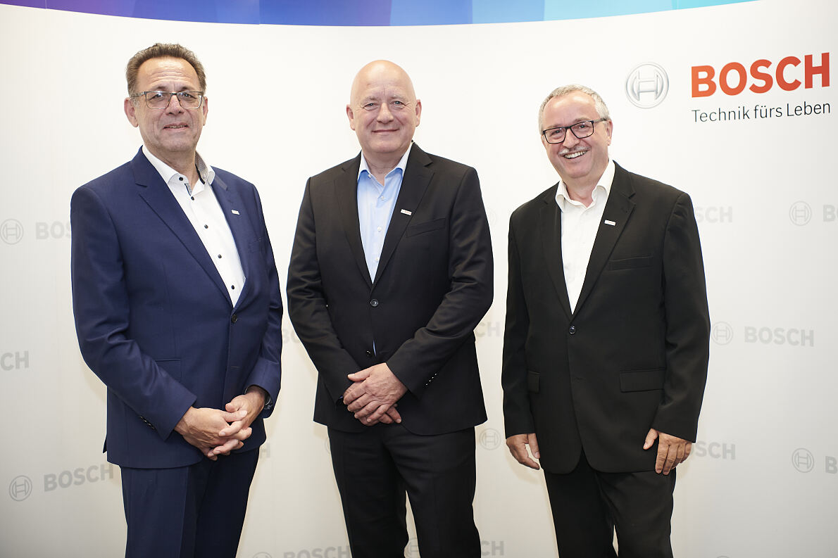 im Bild v.l.n.r.: Wilhelm Pruckner (Vorstandsmitglied der Robert Bosch AG), Helmut Weinwurm (Vorstandsvorsitzender der Robert Bosch AG und Repräsentant der Bosch-Gruppe in Österreich), Peter Kalt (Abteilungsleiter Bosch Entwicklung Wien)