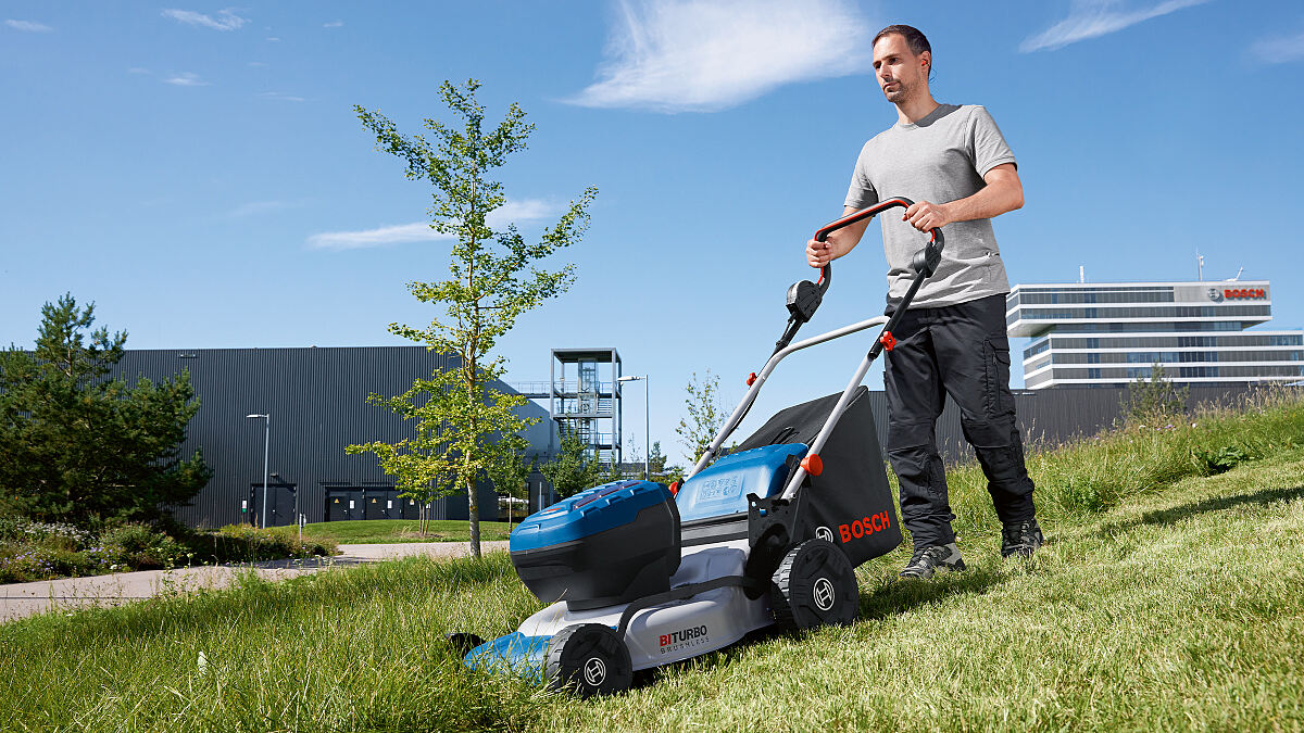 Für das Mähen von Flächen bis zu 1 000 Quadratmeter: Leistungsstarker Bosch Akku-Rasenmäher für Profis