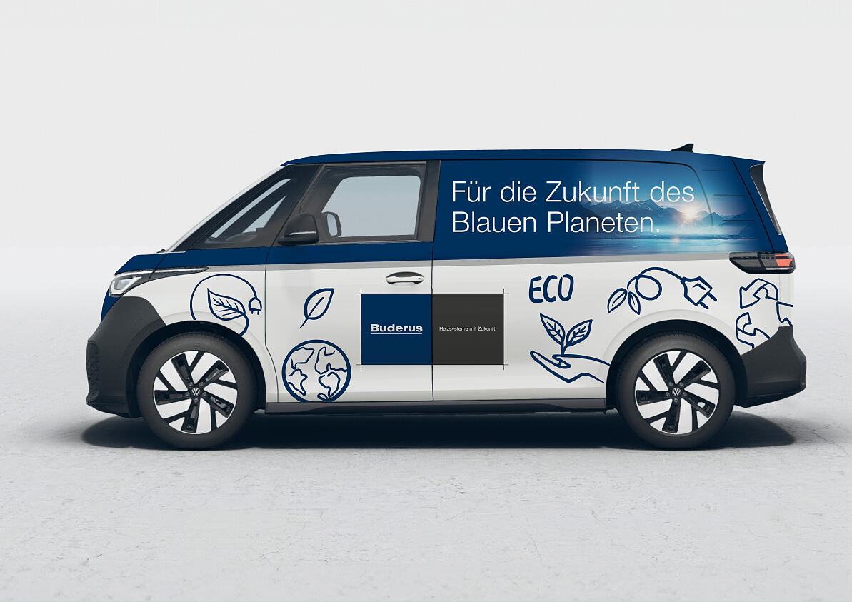 Der Buderus-Tour-Bus 2024 fährt elektrisch und wurde speziell für den Einsatz bei den Buderus-Partnern mit entsprechender Außenbeklebung versehen.