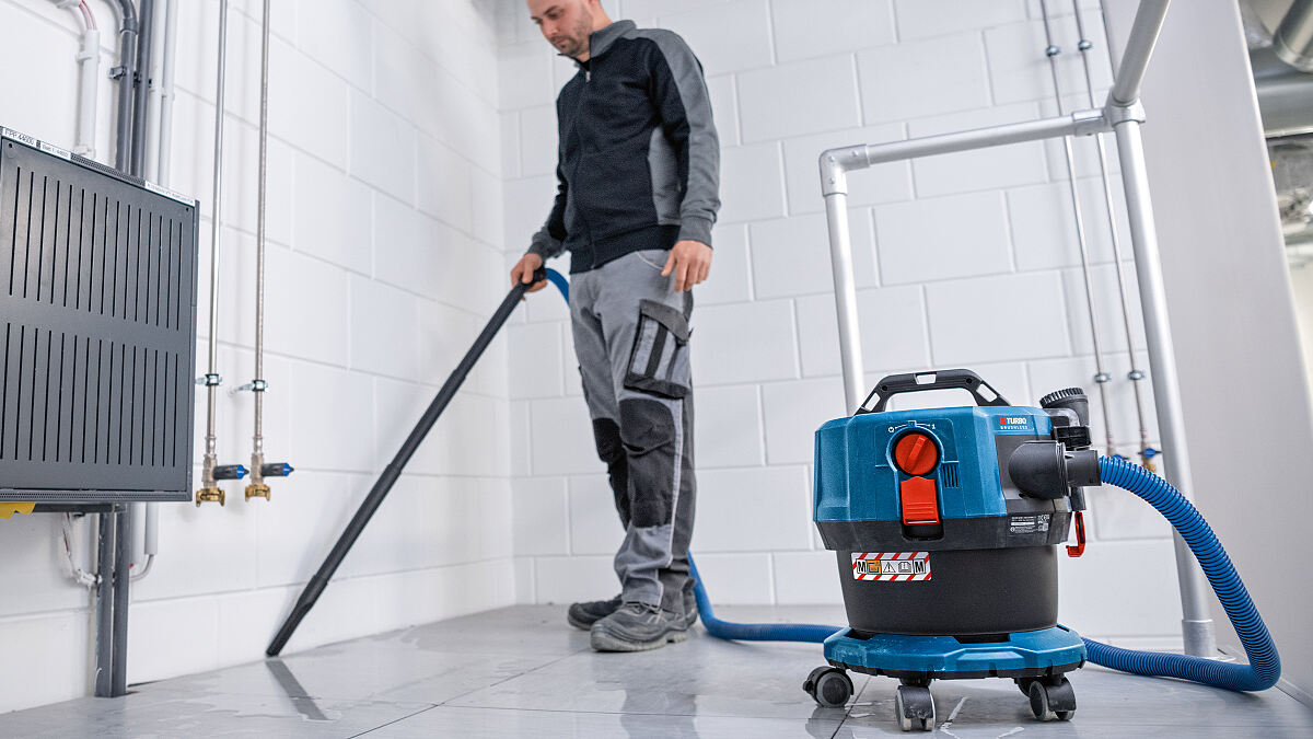 Erster M-Klasse-Akku-Sauger von Bosch für Profis: Einfach staubarm arbeiten mit dem GAS 18V-12 MC Professional