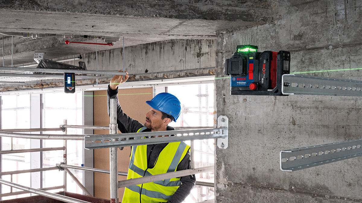 Bis zu drei unterschiedliche Energiequellen für maximale Flexibilität: GLL 18V-120-33 CG Professional von Bosch für Profis