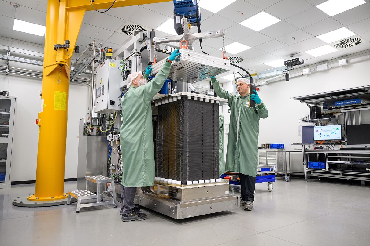Fertigung des PEM-Elektrolyse-Stacks am Bosch-Standort in Bamberg