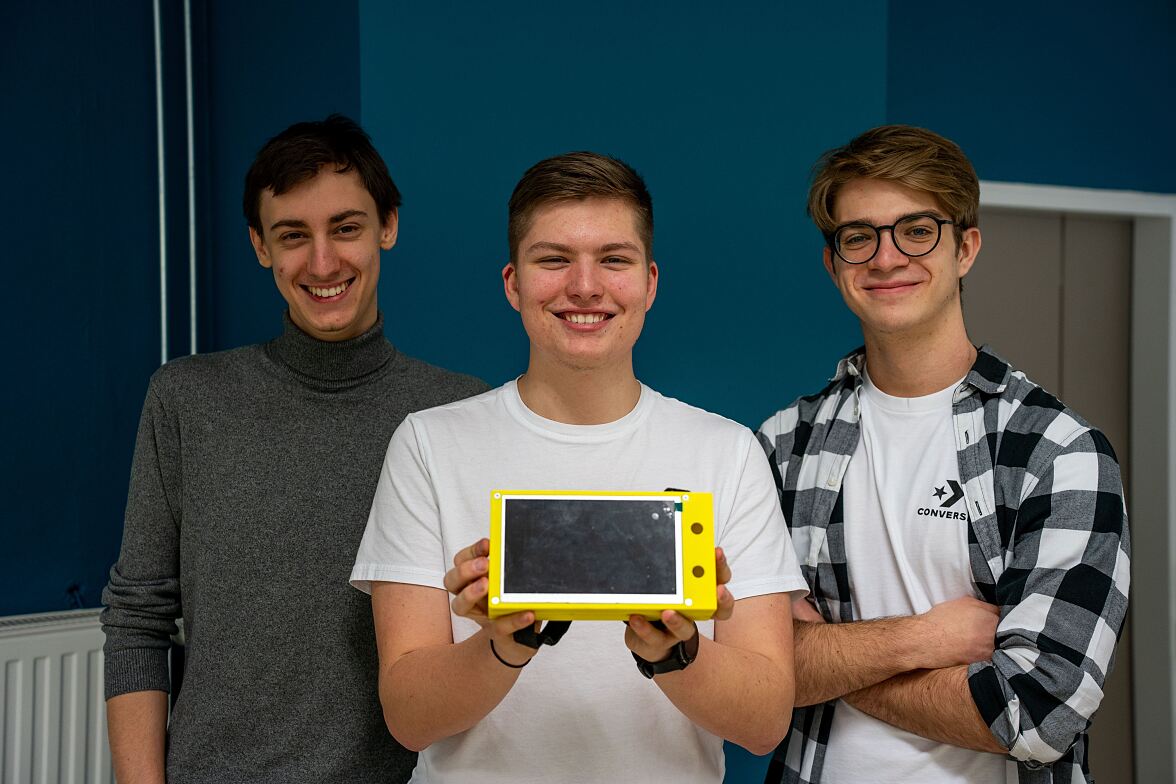 Die angehenden HTL-Absolventen Felix Auer, Konstantin Bandat und Elias Mutter gehen mit ihrer Projektarbeit „HELIOS - Indoor-Navigation für Feuerwehren“ ins Rennen um den Bosch Innovationspreis 2025.