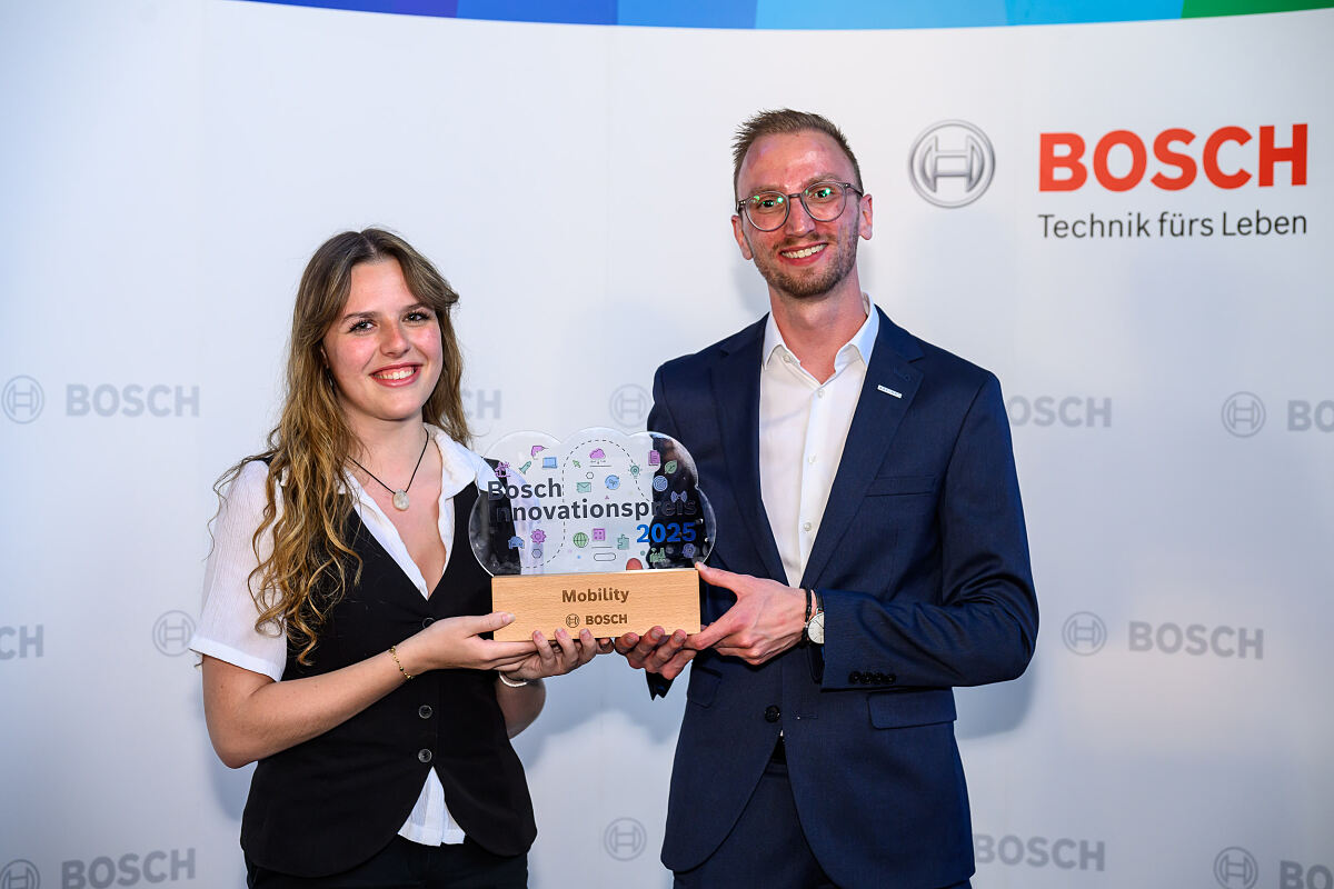 Im Bild: Bosch Innovationspreis-Gewinnerin 2025 Alina Nessel von der HTL Klagenfurt Mössingerstraße mit Dominic Rauter von der ASFINAG.