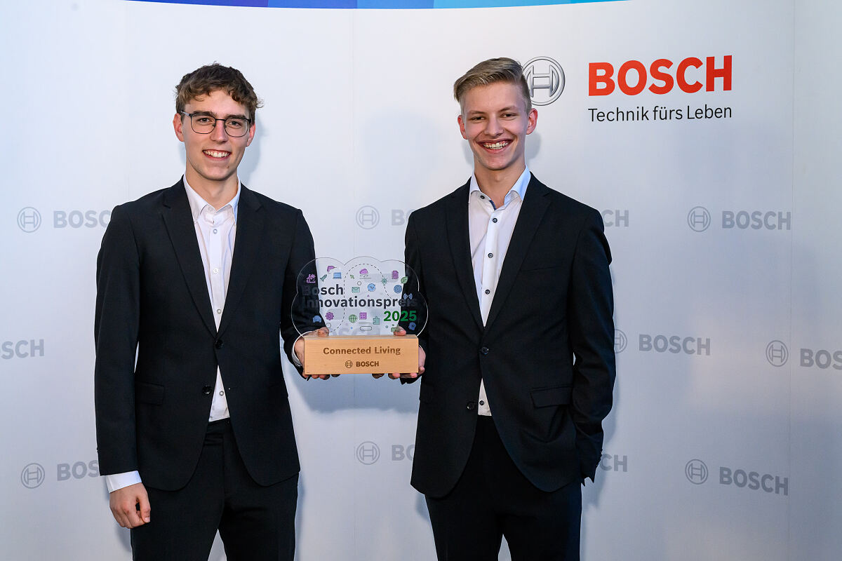Timon Germin (li.) und Timo Perzi von der HTL Hollabrunn sicherten sich mit ihrer Diplomarbeit „Lichtbogenerkennung unter Verwendung von KI“ den Sieg in der Kategorie „Industrial Technology“.
