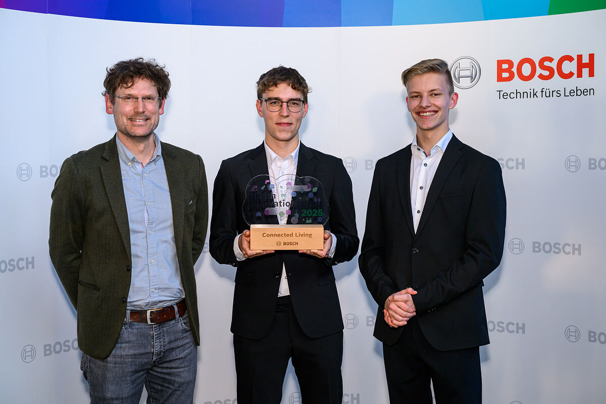 Im Bild (v.l.n.r.): Prof. Michael Wihsböck von der HTL Hollabrunn mit den Bosch Innovationspreis-Gewinnern 2025 Timon Germin und Timo Perzi.