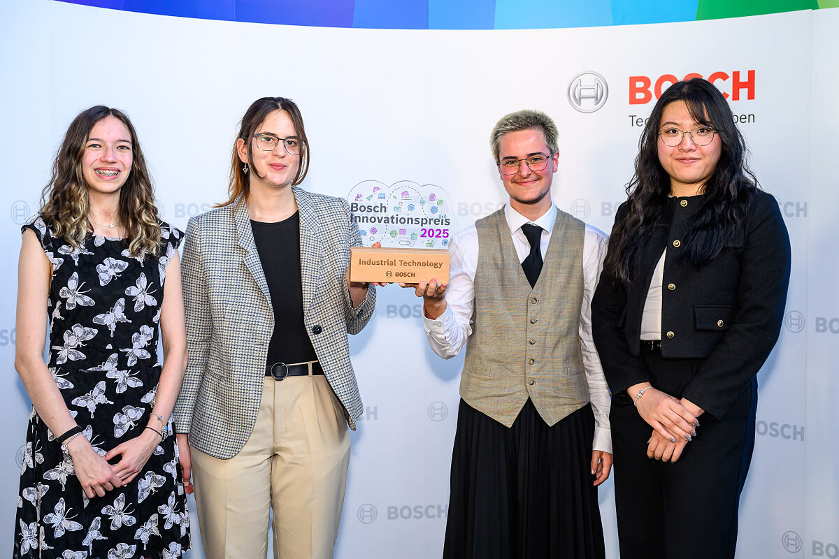 (v.l.n.r.): Für das TGM Wien holten Melissa Sühs, Helena Srnic, Felix Rechberger und Yao Yao Chen mit dem Projekt „Liquid Layer X – 3D Druck via Spritzenextruder“ den Bosch Innovationspreis 2025 in der Kategorie „Industrial Technology“.