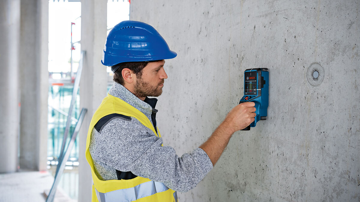 Der Bosch Wandscanner nutzt mehrere Sensortechnologien, um verschiedene Materialien in Wänden zu erkennen.